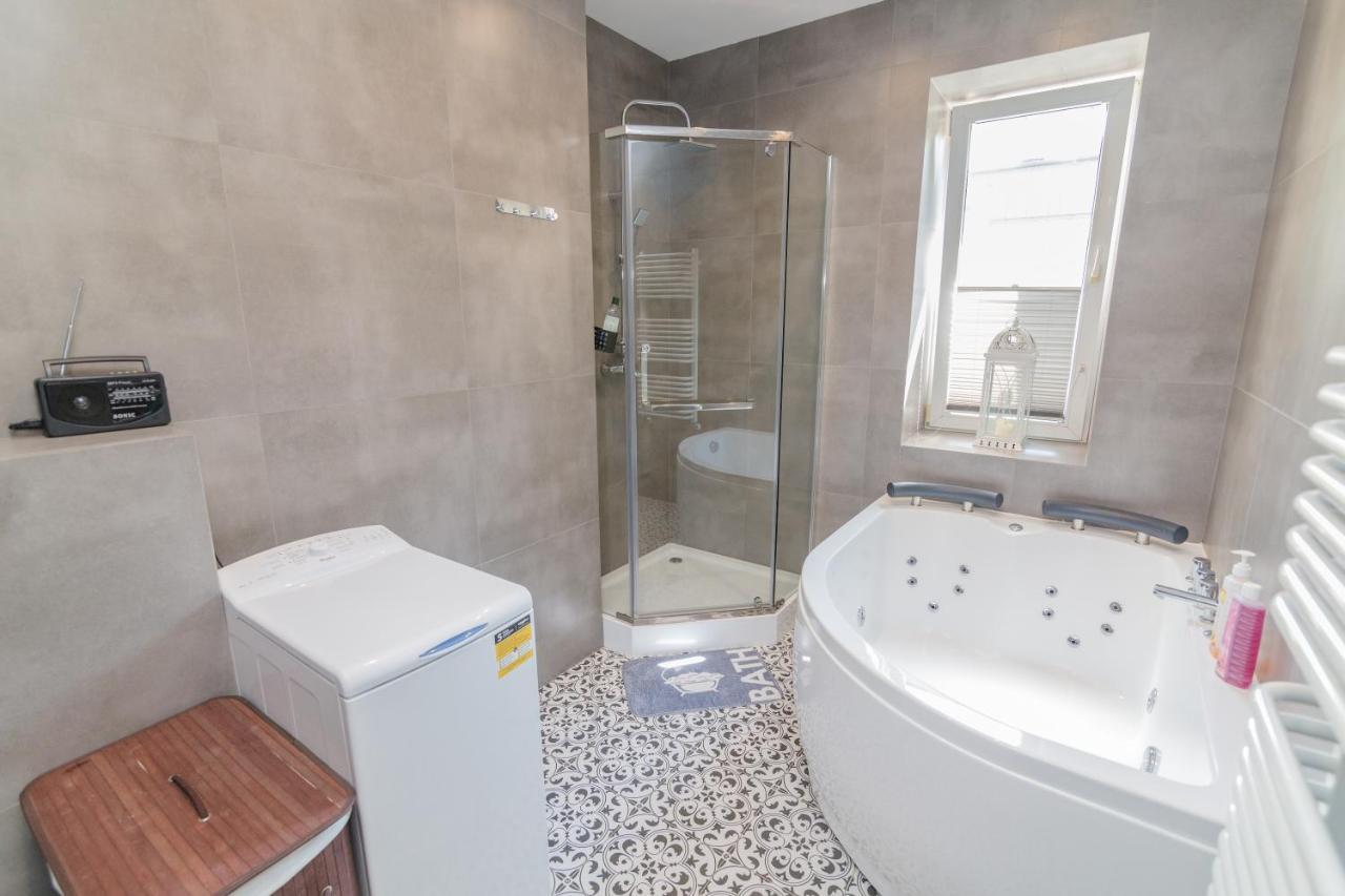 Z Jacuzzi Apartment Hel
