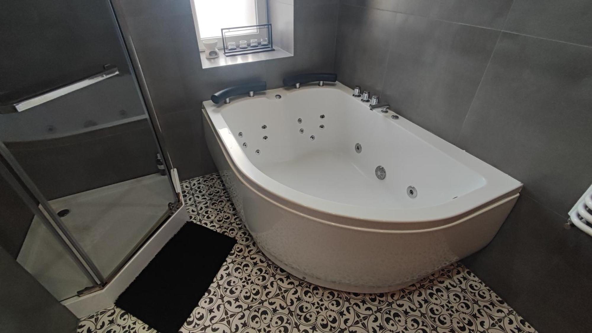 Z Jacuzzi Apartment *